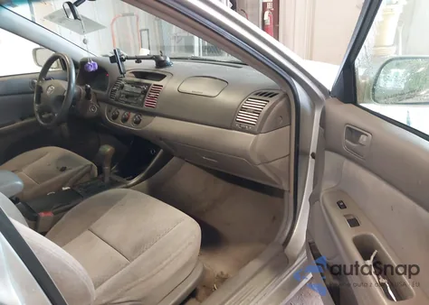 2003 Toyota Camry Le z USA, uszkodzony, nr VIN 4T1BE32K53U675331